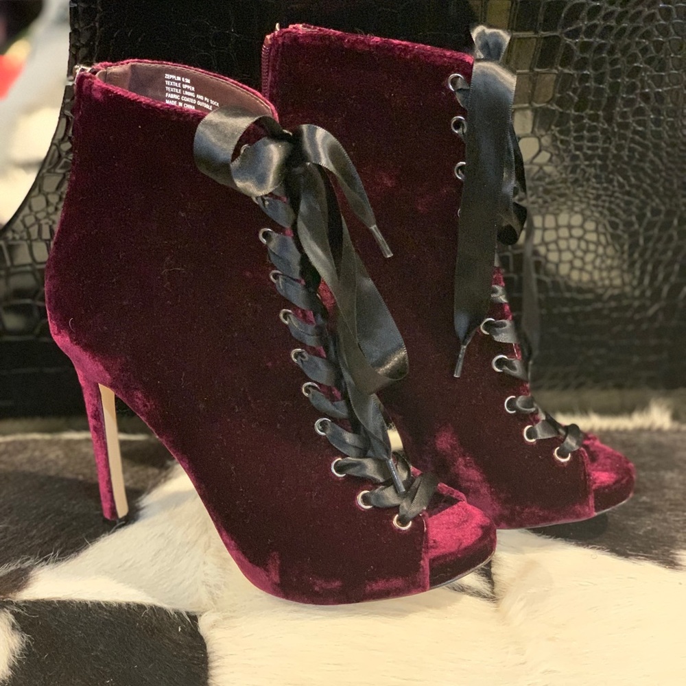 Steve Madden Velvet lace up booties !